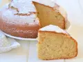 Una soffice torta di banane, spolverata di zucchero a velo, con una fetta tagliata per gustarla.