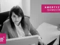 Kobieta przy biurku analizuje, ile trwa amortyzacja samochodu. Logo TAXO Biuro Rachunkowe.