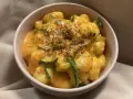 Puszyste gnocchi z cukinią w kremowym sosie, posypane ziołami i płatkami chili. Pyszne gnocchi z pesto w nowej odsłonie.