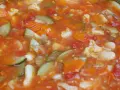 Gęsta, aromatyczna zupa jarzynowa, przypominająca włoskie minestrone, z kawałkami marchewki, cukinii i kalafiora w pomidorowym sosie.