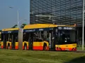 Długi, przegubowy autobus 186 z napisem "jestem ekologiczny - CNG" jedzie w kierunku Nowodworów.