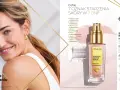 Uśmiechnięta kobieta obok buteleczki serum Avon Anew z Protinolem.