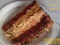 Kawałek tortu toffifee z kremem toffi, bezą orzechową i czekoladą.