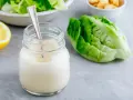 Sauce César maison prête à l'emploi, avec des ingrédients frais comme la laitue et le citron. Une recette facile pour une sauce parfaite.