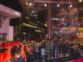 Roter Teppich vor dem Berlinale Palast, wo die Stars bei den Filmfesten in Berlin eintreffen. Menschenmassen und Kameras warten auf die Ankunft.