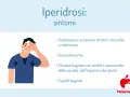Uomo con sudorazione eccessiva, asciuga la fronte con un fazzoletto. La maglietta presenta macchie di sudore. Sintomi di iperidrosi.