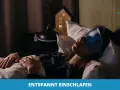 Eine Frau schläft mit Schlafmaske. Ein Diffusor und ein Hauslicht im Hintergrund schaffen eine beruhigende Atmosphäre für Affirmationen zum Einschlafen.