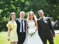 Para ślubna z dwoma świadkami, którzy towarzyszyli im na ślubie cywilnym.