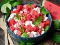 Erfrischender Wassermelone Feta Salat mit Minze und Limette, garniert mit schwarzem Pfeffer. Perfekt für heiße Tage.