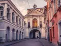 Brama w Ostrej Bramie, serce starego miasta Wilna, wita przechodniów łukiem i zabytkową architekturą.