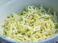 Frischer Spitzkohlsalat, garniert mit Schnittlauch und Chiliflocken. Ein einfaches Rezept für jeden Tag.