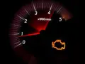 Cruscotto con spia motore accesa, indicando possibili perdita potenza motore diesel cause. Il contagiri mostra bassi giri.