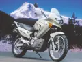 Honda Transalp 650 dane techniczne: motocykl turystyczny na tle górskiego krajobrazu. Gotowy na każdą trasę.