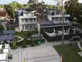 Nowoczesny hotel Cristal Spa z basenem i kortem do siatkówki plażowej, otoczony zielenią.