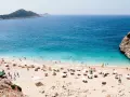 Piękna plaża w Turcji, Antalya. Idealna pogoda do opalania i kąpieli w krystalicznie czystej wodzie.