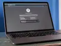 Czy tryb incognito zostawia ślady? Na ekranie MacBook Air widać komunikat "You've gone Incognito", wyjaśniający, co jest zapisywane, a co nie.