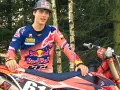 Jorge Prado, piloto de motocross, posa con su moto KTM en un bosque.