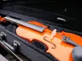 Eine glänzende Geige liegt im schwarzen Kasten. Ob Geige vs. Violine, beide Instrumente verzaubern mit ihrem Klang.