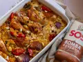 Delicioso arroz al horno con pollo, pimientos, cebolla y pasas. Un plato reconfortante y lleno de sabor.