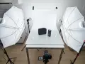 Profesjonalne oświetlenie do zdjęć w domu: dwa parasole fotograficzne, lampy i aparat. Idealna jaka lampa do zdjęć w domu.