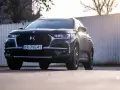 Czarny DS 7 Crossback z silnikiem 1.6 PureTech, z przodu, z niebieskimi światłami LED, na tle ogrodzenia.