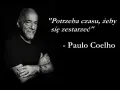 Portret Paulo Coelho z cytatem "Potrzeba czasu, żeby się zestarzeć". Inspirujące cytaty na urodziny.