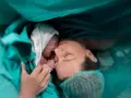 Matka tuli noworodka, którego płeć dziecka zależy od genów ojca. Wzruszający moment tuż po narodzinach.