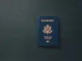 Niebieski paszport USA z godłem. Zastanawiasz się, ile jest ważny paszport?