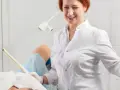 Lekarka wykonuje badanie USG, które może pomóc zdiagnozować pieczenie pochwy.