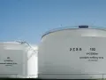 Ogromne, białe zbiorniki PERN na paliwo, symbolizujące **western global** transport i magazynowanie surowców.