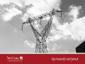 Wysoki słup energetyczny z przewodami, na tle nieba z chmurami. Te linie przesyłowe są kluczowe dla dostarczania energii.