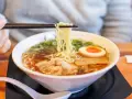 Jak ugotować ramen w domu? Autentyczny przepis i porady mistrza