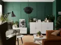 Zieleń ścian idealnie komponuje się z białymi meblami, tworząc eleganckie i nowoczesne wnętrze.