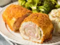 Kotlet de volaille kontra kotlet cordon bleu: złociste, panierowane rolady z kurczaka z serem i szynką, podane z puree i brokułami.