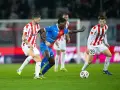 Piłkarze Cracovii walczą o piłkę z zawodnikiem Piasta Gliwice. Intensywny przebieg: Cracovia – Piast Gliwice.