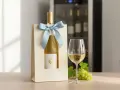 Bouteille de vin blanc sec dans un emballage cadeau, verre de vin et raisins verts. Idéal pour un classement "top 10 vin blanc sec".