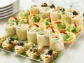 Pyszne menu na urodziny w domu: rolki z łososiem, tartaletki z guacamole i grzanki z serem.