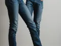 Dwie osoby w jeansach. Dowiedz się, jak rozciągnąć jeansy, by były idealnie dopasowane.