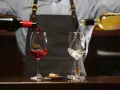 Czerwone i białe wino nalewane do kieliszków. Zastanawiasz się, po jakim czasie można pić wino własnej roboty?