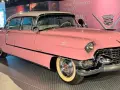 Ein rosafarbener Cadillac Fleetwood, wie ihn Elvis Presley liebte. Dieses ikonische Elvis Presley Auto glänzt mit Chrom und Weiß.
