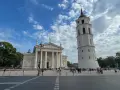 Katedra Wileńska i dzwonnica – jedne z głównych wilno atrakcje. Tłumy spacerują po placu.