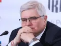 Tadeusz Kalinowski, zamyślony, z dłońmi przy ustach, jakby rozmawiał o przyszłości swoich dzieci.