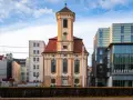 Wrocławski **dzielnica czterech świątyń** to kontrast historii i nowoczesności. Stara kamienica obok szklanego hotelu.