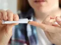 Dłoń trzymająca tubkę z maścią i aplikująca ją na palec.