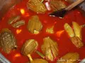 Berenjenas de Almagro en salsa roja, listas para servir. Una receta tradicional llena de sabor.