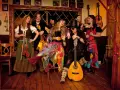 Ritchie Blackmore heute mit seiner Band Blackmore's Night in mittelalterlicher Kleidung, umgeben von Instrumenten.
