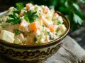Ile kcal ma sałatka jarzynowa? Odkryj sekrety i wersje FIT!