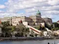 Budynek Zamku Królewskiego w Budapeszcie, symbol tego, z czego słyną Węgry, góruje nad Dunajem.
