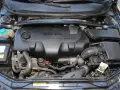 Silnik Volvo 2.4 D5 z systemem Common Rail Diesel. Widoczne elementy układu dolotowego i chłodzenia.