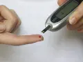 Pomiar glukozy glukometrem. Czy wiesz, co to insulina i jak działa?